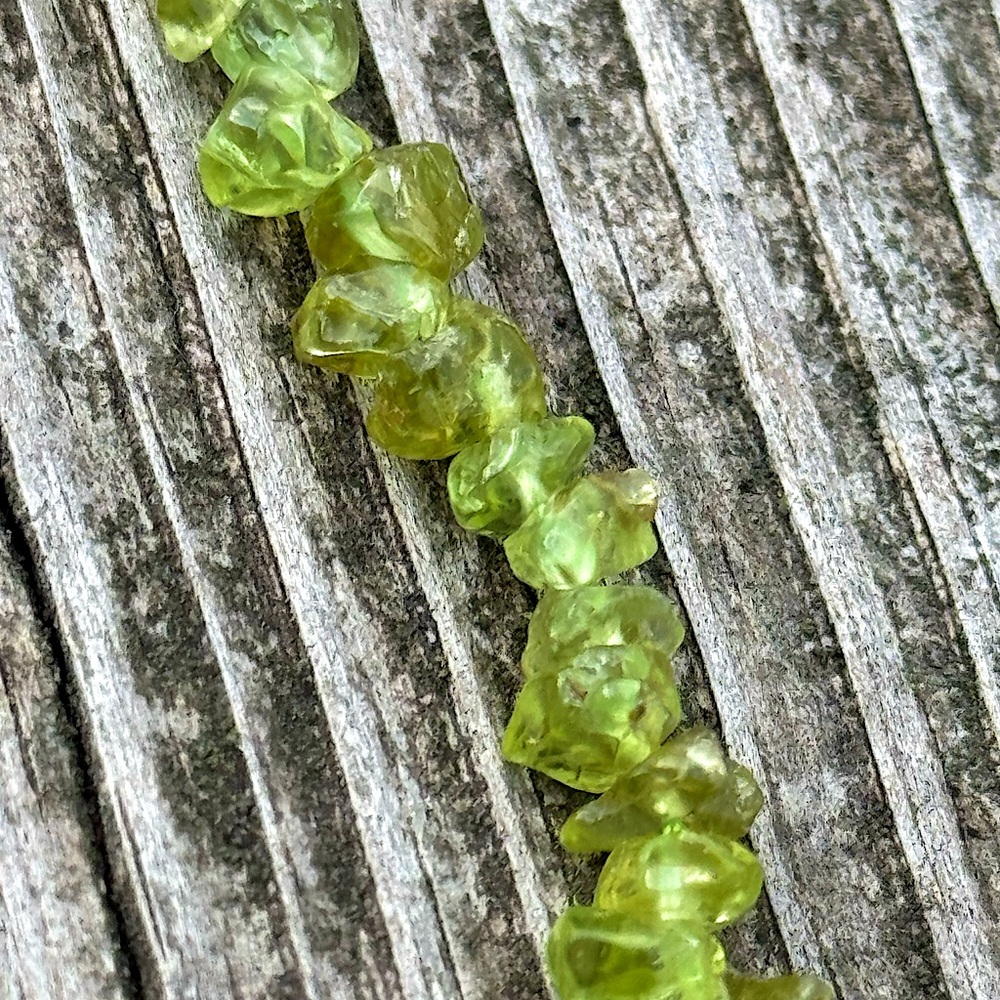 💚 Light Green Peridot Chip Bead Necklace